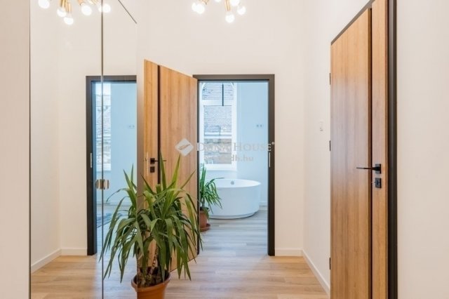 Eladó téglalakás, Budapesten, VI. kerületben 145 M Ft, 3 szobás