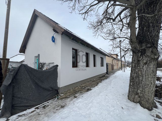 Eladó családi ház, Szekszárdon 104.9 M Ft, 4 szobás