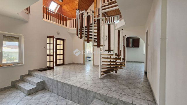 Eladó családi ház, Adonyban 72 M Ft, 8 szobás
