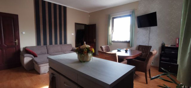 Eladó családi ház, Taksonyon 154.9 M Ft, 9 szobás