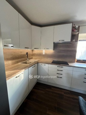 Eladó családi ház, Péren 99.9 M Ft, 4 szobás