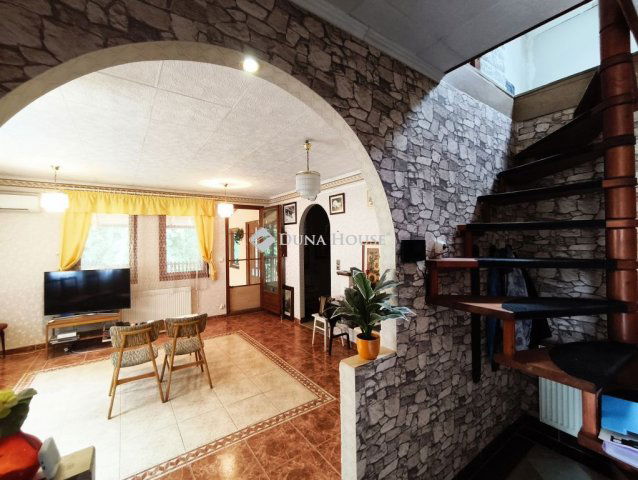 Eladó családi ház, Szigetszentmiklóson 94.9 M Ft, 5 szobás