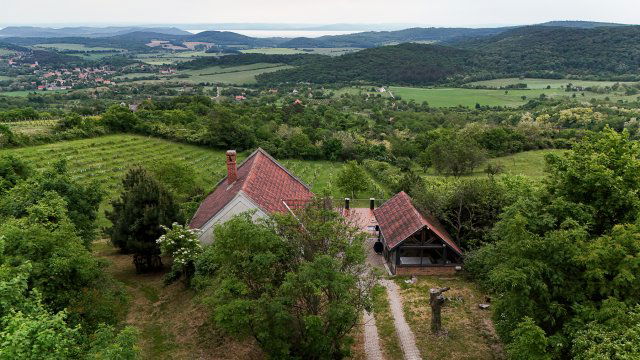 Eladó nyaraló, Pécselyen 181.8 M Ft, 2 szobás