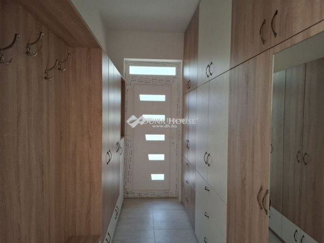 Eladó családi ház, Budapesten, XVI. kerületben 241 M Ft