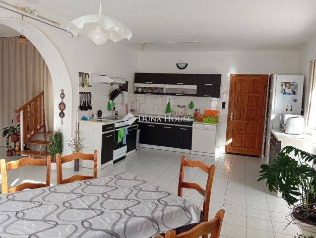 Eladó családi ház, Kiskunlacházán 85 M Ft, 5 szobás