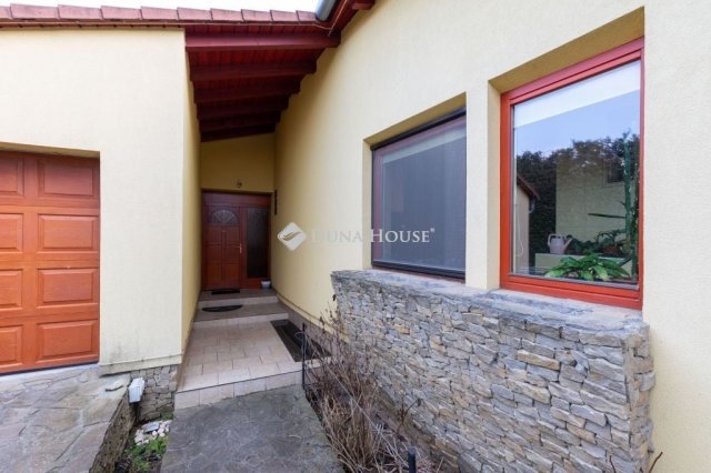 Eladó családi ház, Csomádon 268 M Ft, 7 szobás