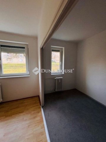 Eladó téglalakás, Komlón 24.5 M Ft, 2 szobás