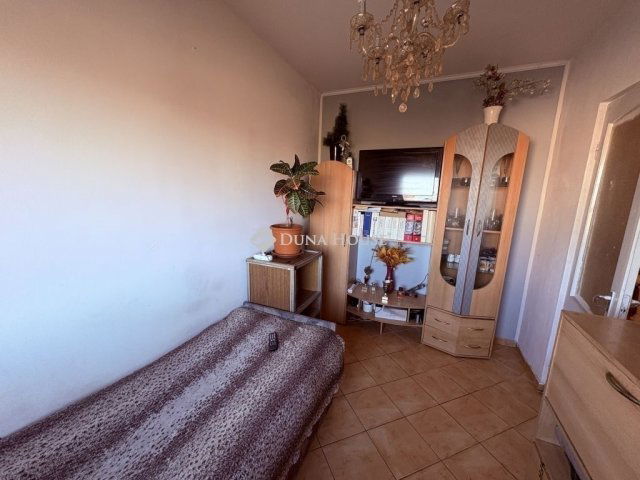 Eladó panellakás, Debrecenben 65.9 M Ft, 4 szobás
