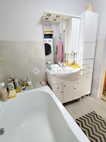 Eladó családi ház, Vecsésen 73 M Ft, 5 szobás