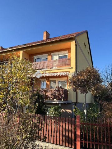 Eladó sorház, Várpalotán 90 M Ft, 3 szobás