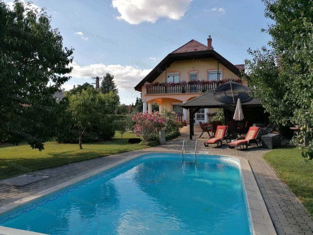 Eladó családi ház, Keszthelyen 146 M Ft, 5 szobás