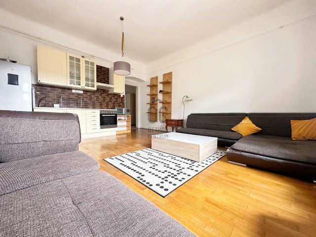 Eladó téglalakás, Budapesten, III. kerületben, Miklós téren