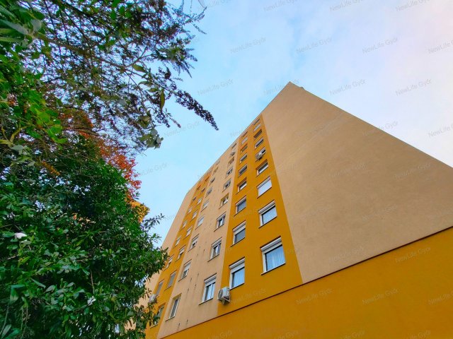 Eladó panellakás, Győrött 54.99 M Ft, 3 szobás