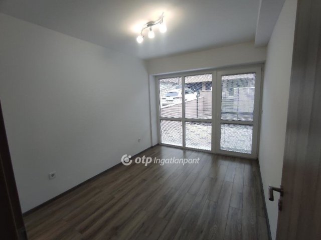 Eladó téglalakás, Szekszárdon 69.5 M Ft, 1+2 szobás