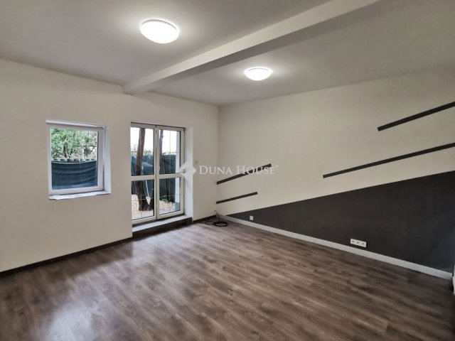 Eladó téglalakás, Esztergomban 23.9 M Ft, 1 szobás