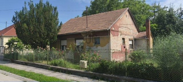 Eladó családi ház, Ajkán 31.99 M Ft, 2 szobás