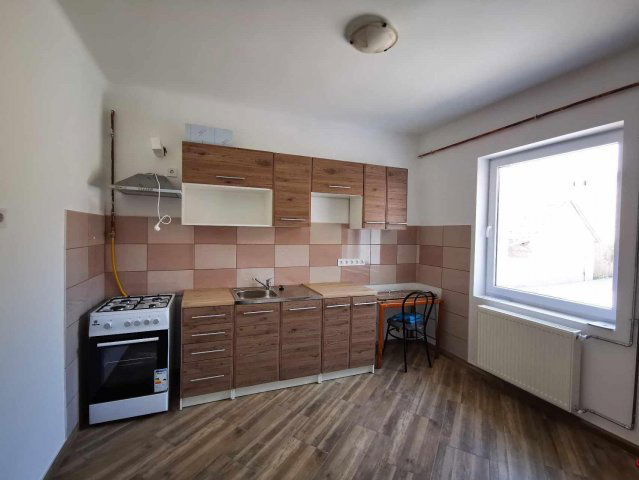 Kiadó családi ház, albérlet, Makón, Lendvai utcában, 4 szobás