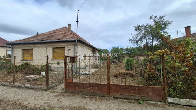 Eladó családi ház, Sárbogárdon 19.99 M Ft, 2 szobás