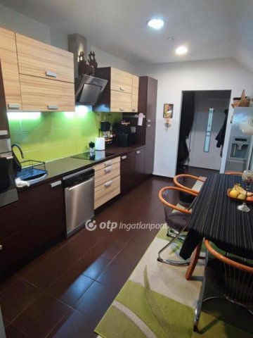 Eladó téglalakás, Mikepércsen 85 M Ft, 2+3 szobás