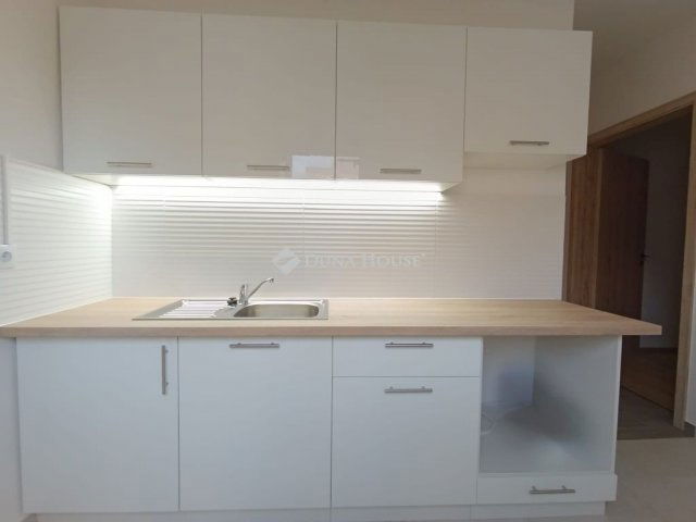 Eladó panellakás, Pécsett 48.9 M Ft, 3 szobás