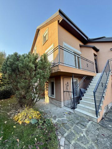 Eladó családi ház, Budaörsön 320 M Ft, 7 szobás