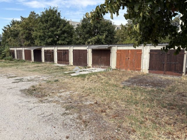 Eladó garázs, Esztergomban, Budai Nagy Antal utcában 4.99 M Ft