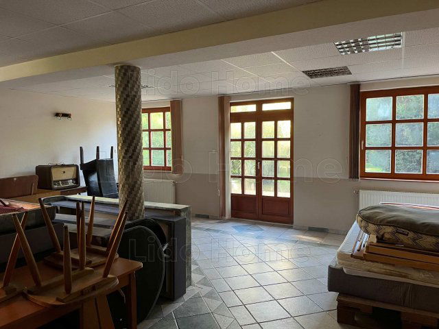 Eladó családi ház, Ajkán 390 M Ft, 7+2 szobás