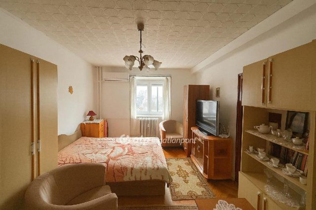 Eladó téglalakás, Dunaújvárosban 40 M Ft, 1+1 szobás