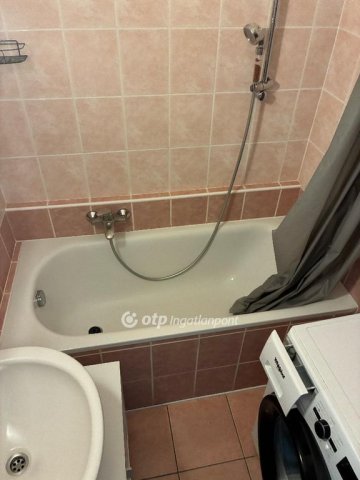 Eladó panellakás, Pécsett 49.9 M Ft, 2 szobás