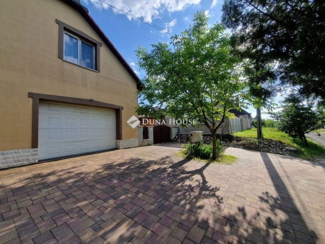 Eladó családi ház, Baján 77.9 M Ft, 6 szobás