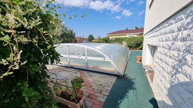 Eladó családi ház, Szigetszentmiklóson 240 M Ft, 5 szobás