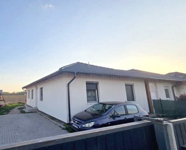 Eladó ikerház, Taksonyon 94.999 M Ft, 4 szobás
