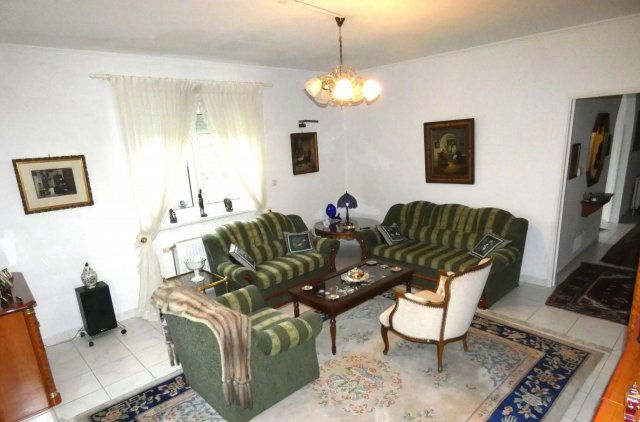 Eladó családi ház, Nemesgulácson 149.9 M Ft, 8 szobás