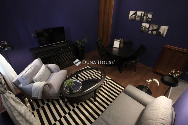 Eladó téglalakás, V. kerületben, Petőfi Sándor utcában