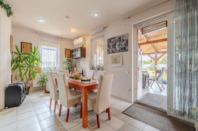 Eladó családi ház, Vecsésen 164.9 M Ft, 6 szobás