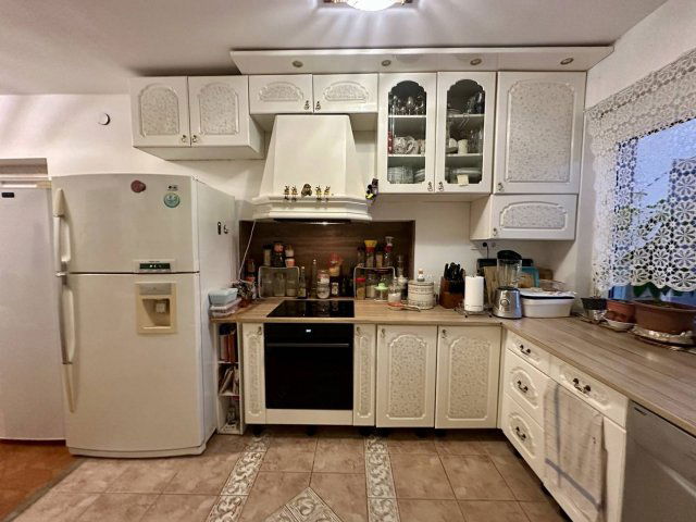 Eladó családi ház, Székesfehérvárott 130 M Ft, 7 szobás