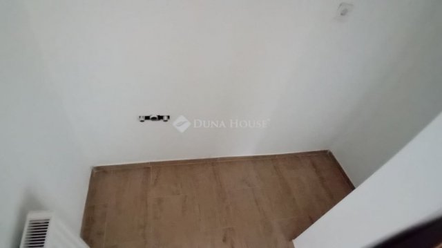 Eladó családi ház, Ádándon 53.5 M Ft, 6 szobás