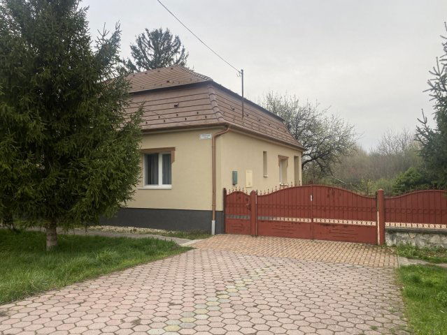 Eladó családi ház, Komáromban 75 M Ft, 5 szobás