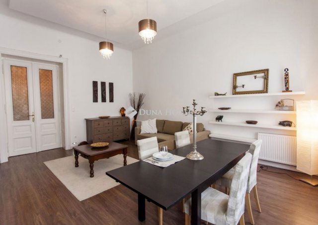 Eladó téglalakás, VI. kerületben, Vörösmarty utcában