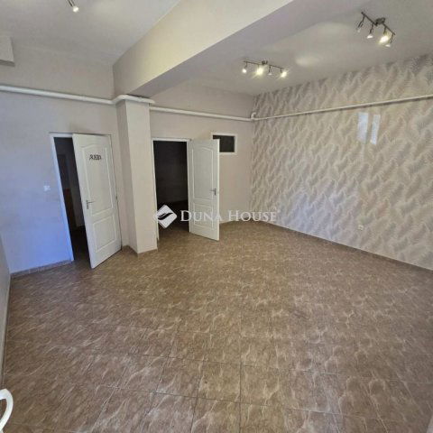 Eladó üzlethelyiség, Lajosmizsén 26.9 M Ft, 2 szobás