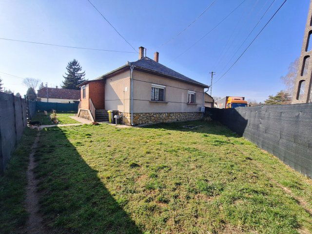 Eladó családi ház, Devecseren 37 M Ft, 2 szobás