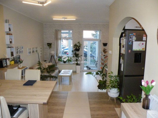 Eladó családi ház, Pécsett 174 M Ft, 8 szobás