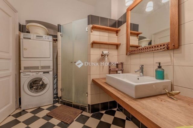 Eladó téglalakás, Budapesten, VI. kerületben 139 M Ft, 5 szobás