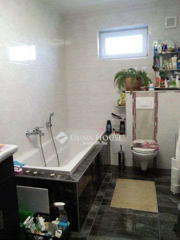 Eladó családi ház, Kápolnásnyéken 89.9 M Ft, 4 szobás