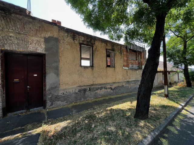 Eladó családi ház, Pécsett 34.9 M Ft, 8+1 szobás