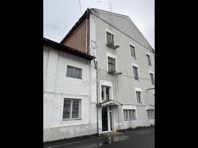 Eladó üzlethelyiség, Békéscsabán 200 M Ft
