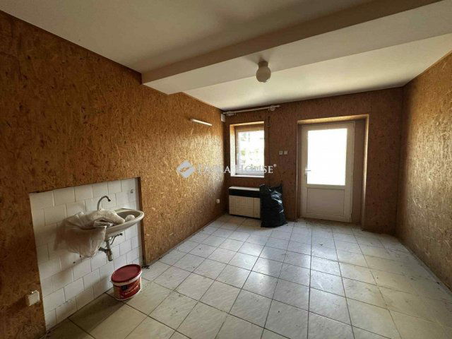 Eladó üzlethelyiség, Szakályon 18.9 M Ft, 4 szobás