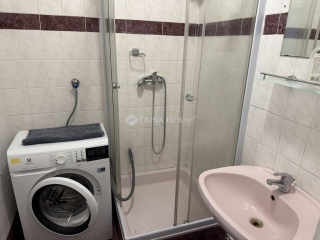 Eladó panellakás, Pécsett 46.9 M Ft, 2 szobás