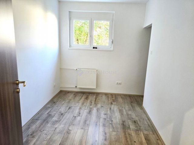 Eladó téglalakás, Pécsett 59.9 M Ft, 3 szobás