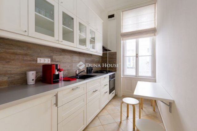 Kiadó téglalakás, albérlet, Budapesten, V. kerületben, 3 szobás